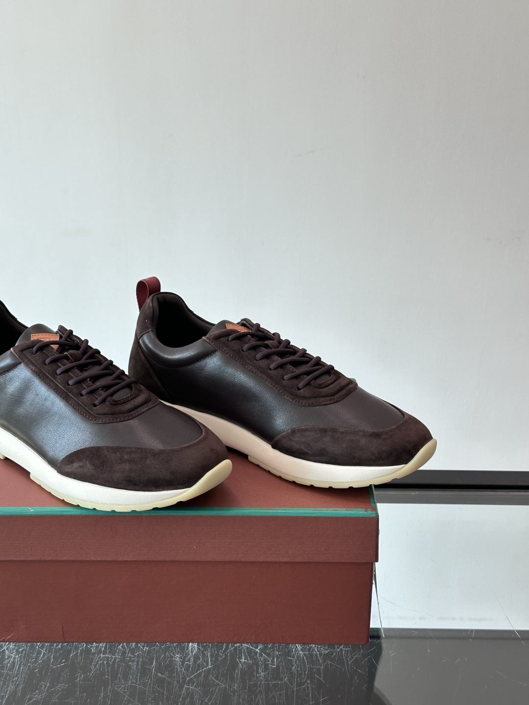 👟Loro Piana LP休闲鞋,采用胎牛皮鞋面,柔软又耐穿,鞋底轻便舒适,适合长时间行走。经典百搭,通勤休闲都能轻松 👟Loro Piana LP休闲鞋,采用胎牛皮鞋面,柔软又耐穿,鞋底轻便舒适,适合长时间行走。经典百搭,通勤休闲都能轻松