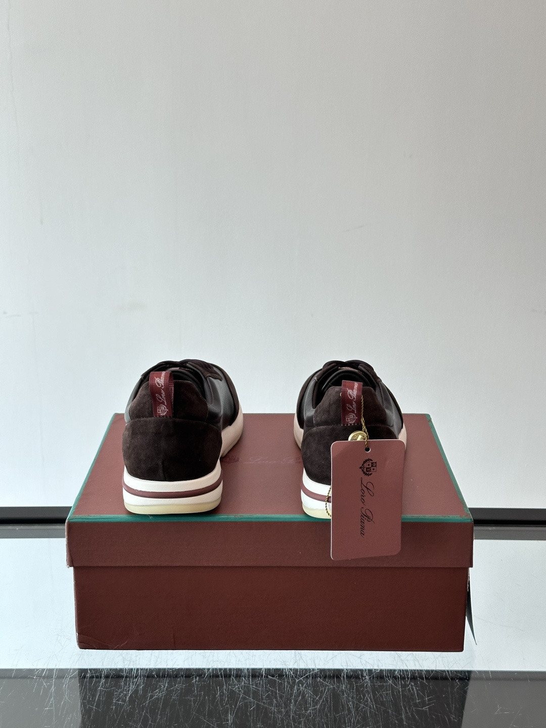 👟Loro Piana LP休闲鞋,采用胎牛皮鞋面,柔软又耐穿,鞋底轻便舒适,适合长时间行走。经典百搭,通勤休闲都能轻松 👟Loro Piana LP休闲鞋,采用胎牛皮鞋面,柔软又耐穿,鞋底轻便舒适,适合长时间行走。经典百搭,通勤休闲都能轻松