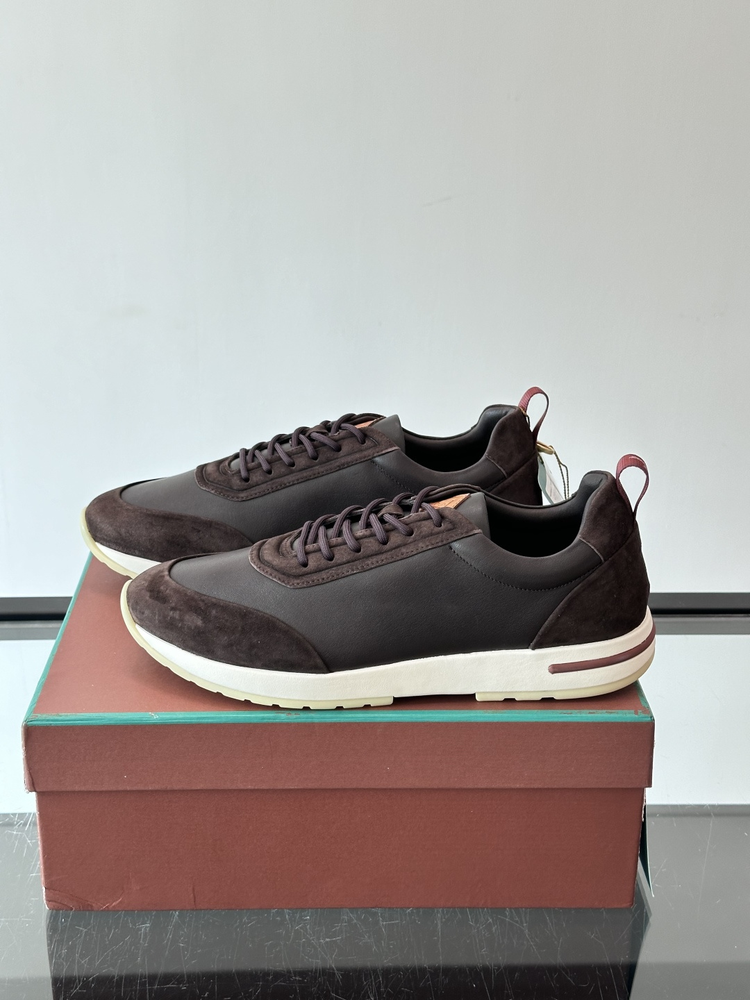👟Loro Piana LP休闲鞋,采用胎牛皮鞋面,柔软又耐穿,鞋底轻便舒适,适合长时间行走。经典百搭,通勤休闲都能轻松 👟Loro Piana LP休闲鞋,采用胎牛皮鞋面,柔软又耐穿,鞋底轻便舒适,适合长时间行走。经典百搭,通勤休闲都能轻松