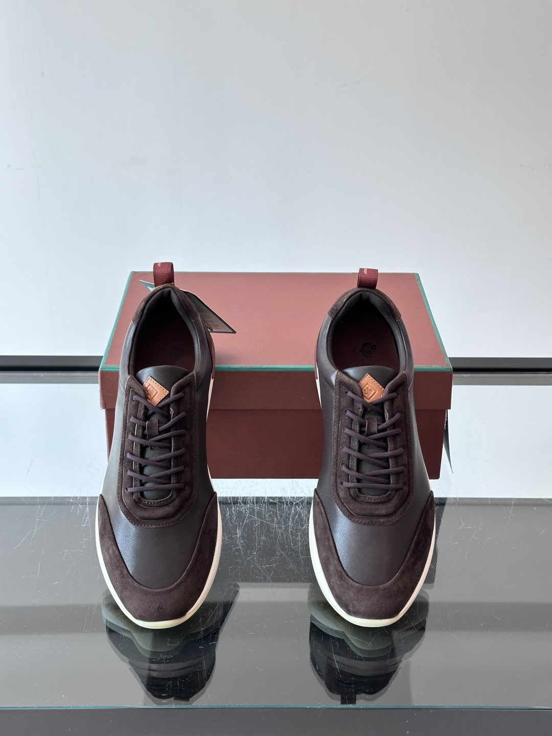👟Loro Piana LP休闲鞋,采用胎牛皮鞋面,柔软又耐穿,鞋底轻便舒适,适合长时间行走。经典百搭,通勤休闲都能轻松 👟Loro Piana LP休闲鞋,采用胎牛皮鞋面,柔软又耐穿,鞋底轻便舒适,适合长时间行走。经典百搭,通勤休闲都能轻松