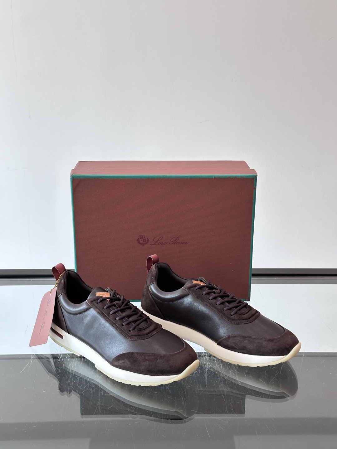 👟Loro Piana LP休闲鞋,采用胎牛皮鞋面,柔软又耐穿,鞋底轻便舒适,适合长时间行走。经典百搭,通勤休闲都能轻松 👟Loro Piana LP休闲鞋,采用胎牛皮鞋面,柔软又耐穿,鞋底轻便舒适,适合长时间行走。经典百搭,通勤休闲都能轻松