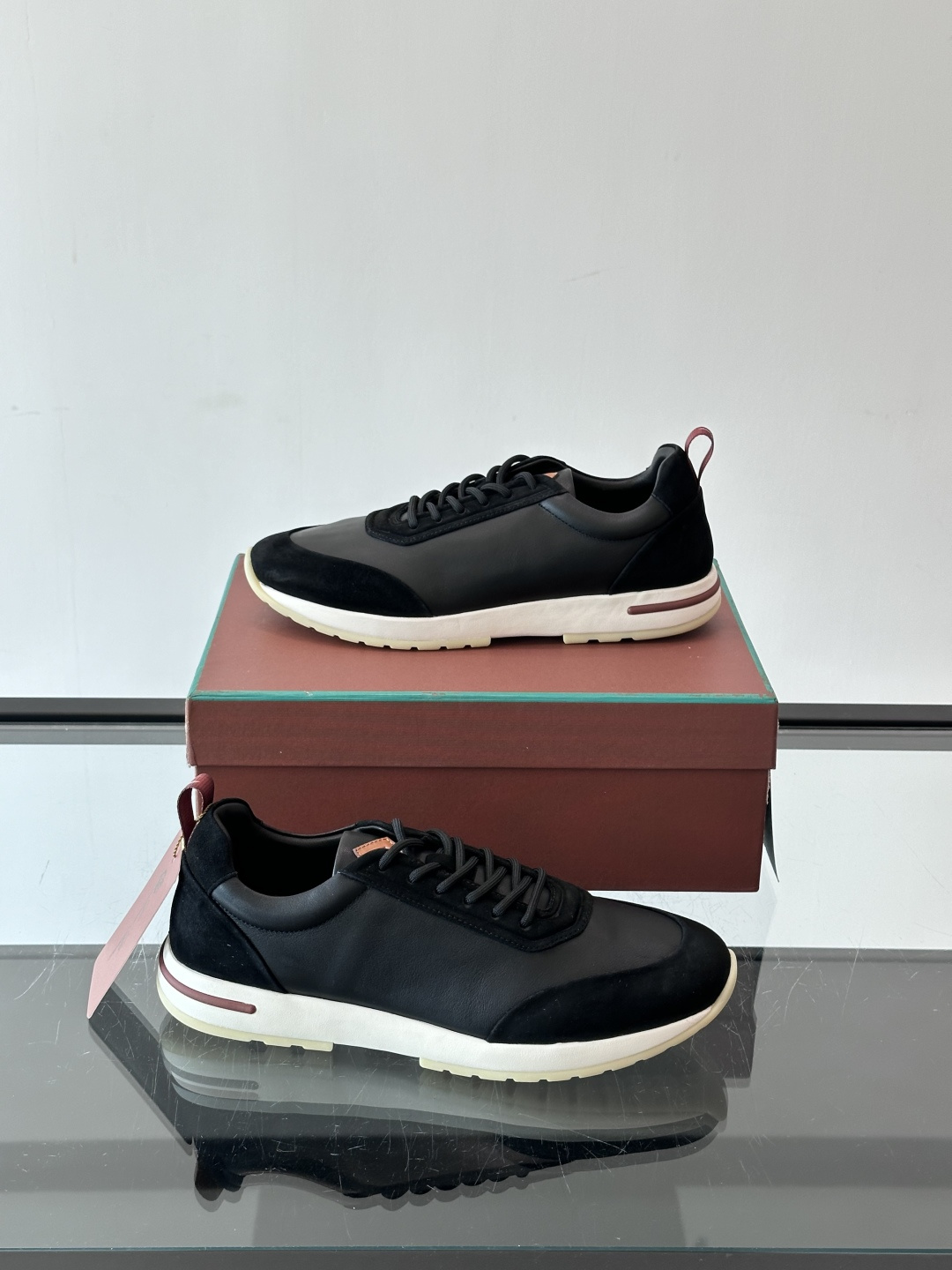 👟Loro Piana LP休闲鞋,采用胎牛皮鞋面,柔软又耐穿,鞋底轻便舒适,适合长时间行走。经典百搭,通勤休闲都能轻松 👟Loro Piana LP休闲鞋,采用胎牛皮鞋面,柔软又耐穿,鞋底轻便舒适,适合长时间行走。经典百搭,通勤休闲都能轻松