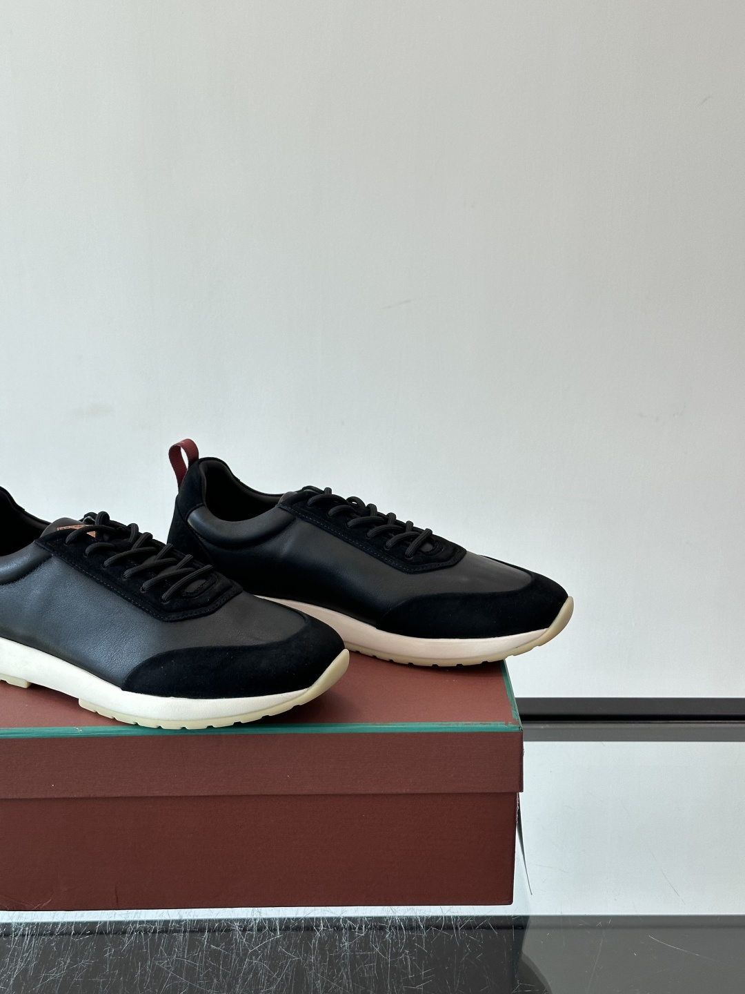 👟Loro Piana LP休闲鞋,采用胎牛皮鞋面,柔软又耐穿,鞋底轻便舒适,适合长时间行走。经典百搭,通勤休闲都能轻松 👟Loro Piana LP休闲鞋,采用胎牛皮鞋面,柔软又耐穿,鞋底轻便舒适,适合长时间行走。经典百搭,通勤休闲都能轻松