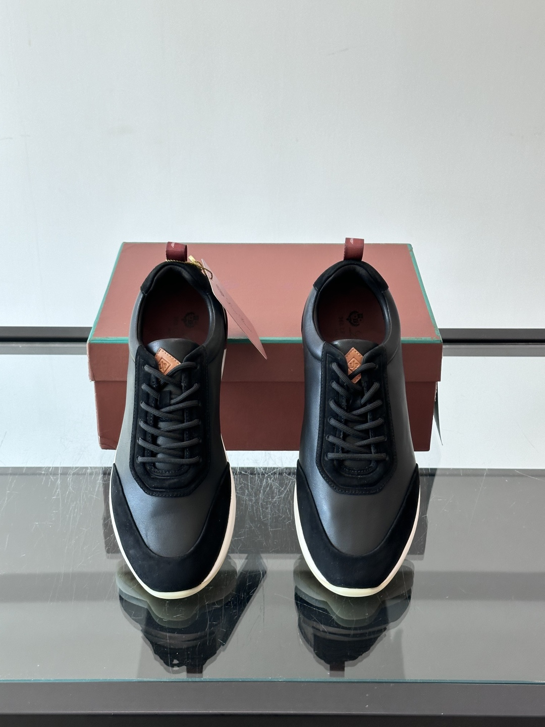 👟Loro Piana LP休闲鞋,采用胎牛皮鞋面,柔软又耐穿,鞋底轻便舒适,适合长时间行走。经典百搭,通勤休闲都能轻松 👟Loro Piana LP休闲鞋,采用胎牛皮鞋面,柔软又耐穿,鞋底轻便舒适,适合长时间行走。经典百搭,通勤休闲都能轻松