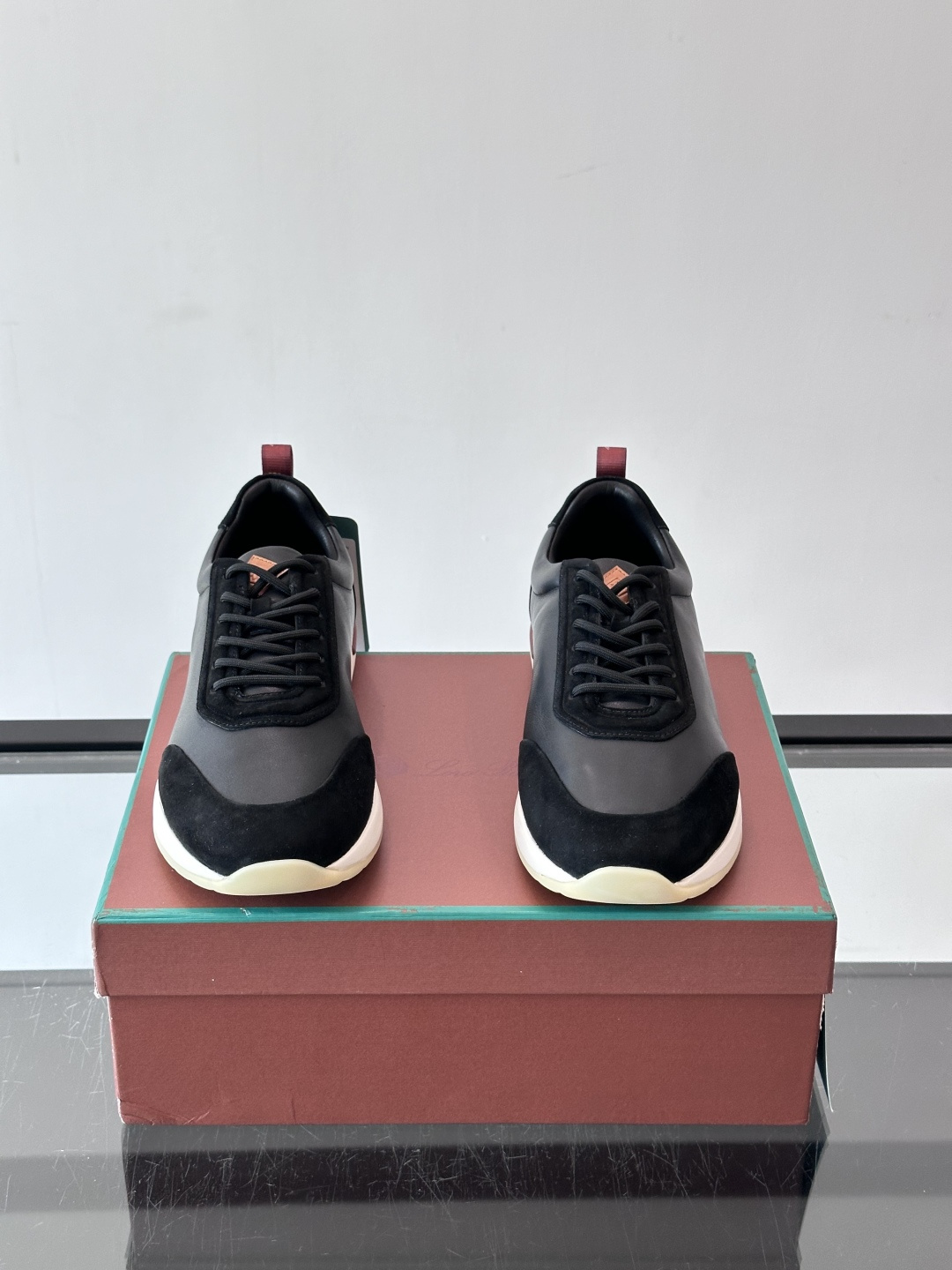👟Loro Piana LP休闲鞋,采用胎牛皮鞋面,柔软又耐穿,鞋底轻便舒适,适合长时间行走。经典百搭,通勤休闲都能轻松 👟Loro Piana LP休闲鞋,采用胎牛皮鞋面,柔软又耐穿,鞋底轻便舒适,适合长时间行走。经典百搭,通勤休闲都能轻松