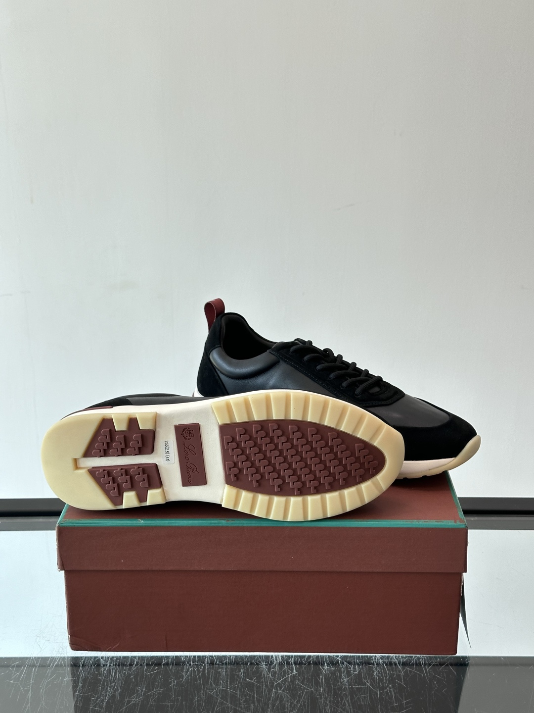 👟Loro Piana LP休闲鞋,采用胎牛皮鞋面,柔软又耐穿,鞋底轻便舒适,适合长时间行走。经典百搭,通勤休闲都能轻松 👟Loro Piana LP休闲鞋,采用胎牛皮鞋面,柔软又耐穿,鞋底轻便舒适,适合长时间行走。经典百搭,通勤休闲都能轻松