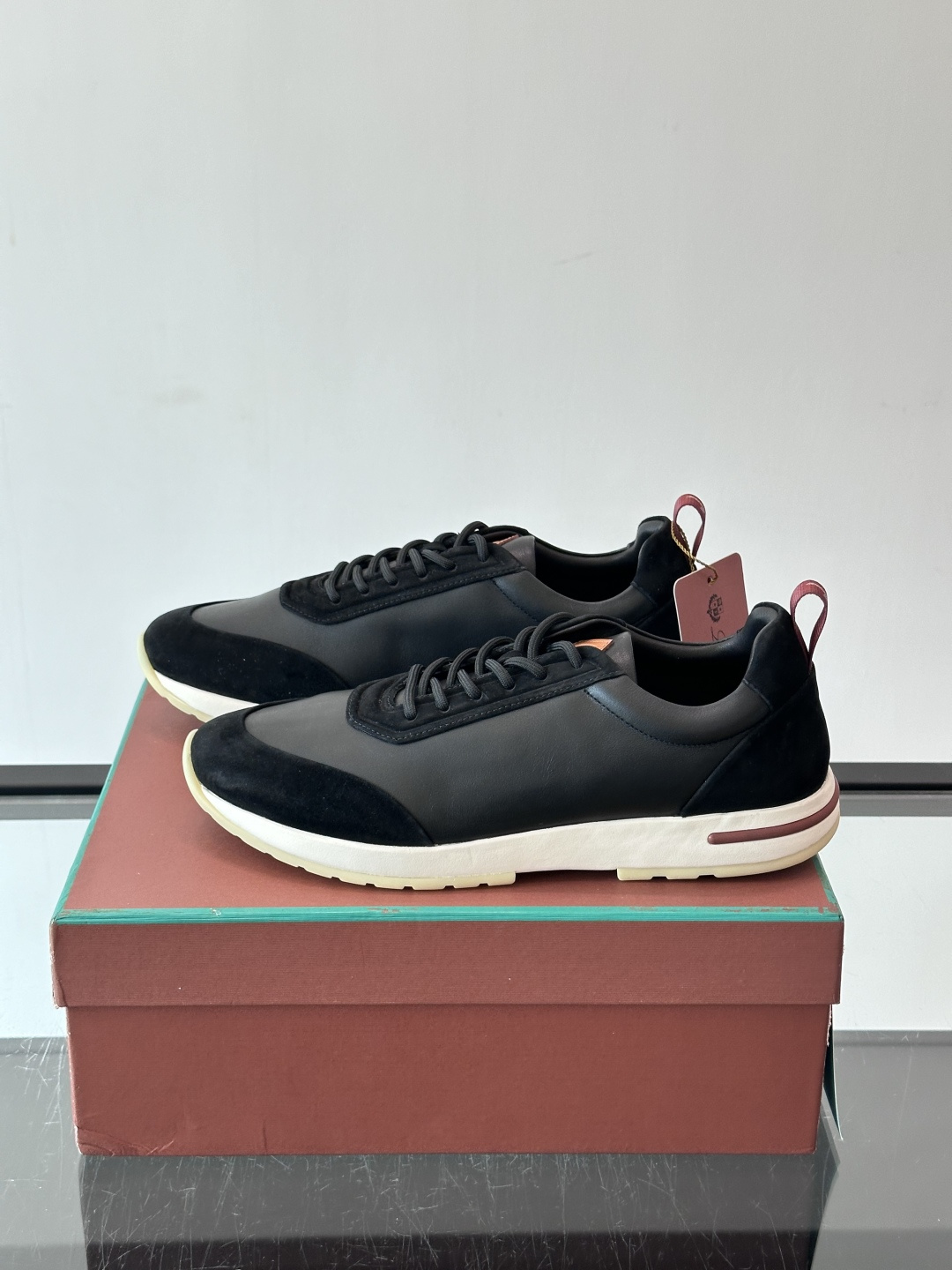 👟Loro Piana LP休闲鞋,采用胎牛皮鞋面,柔软又耐穿,鞋底轻便舒适,适合长时间行走。经典百搭,通勤休闲都能轻松 👟Loro Piana LP休闲鞋,采用胎牛皮鞋面,柔软又耐穿,鞋底轻便舒适,适合长时间行走。经典百搭,通勤休闲都能轻松