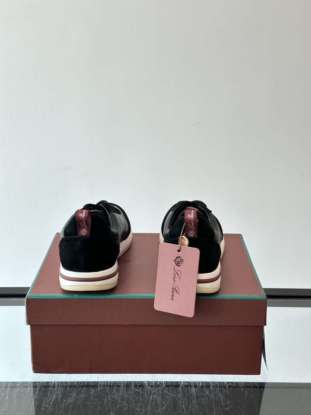 👟Loro Piana LP休闲鞋,采用胎牛皮鞋面,柔软又耐穿,鞋底轻便舒适,适合长时间行走。经典百搭,通勤休闲都能轻松 👟Loro Piana LP休闲鞋,采用胎牛皮鞋面,柔软又耐穿,鞋底轻便舒适,适合长时间行走。经典百搭,通勤休闲都能轻松