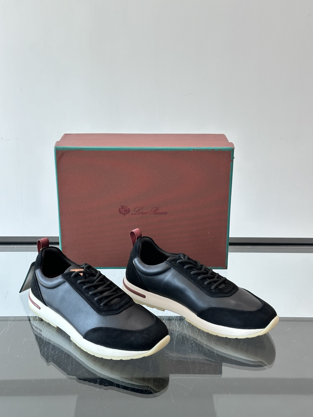 👟Loro Piana LP休闲鞋,采用胎牛皮鞋面,柔软又耐穿,鞋底轻便舒适,适合长时间行走。经典百搭,通勤休闲都能轻松 👟Loro Piana LP休闲鞋,采用胎牛皮鞋面,柔软又耐穿,鞋底轻便舒适,适合长时间行走。经典百搭,通勤休闲都能轻松