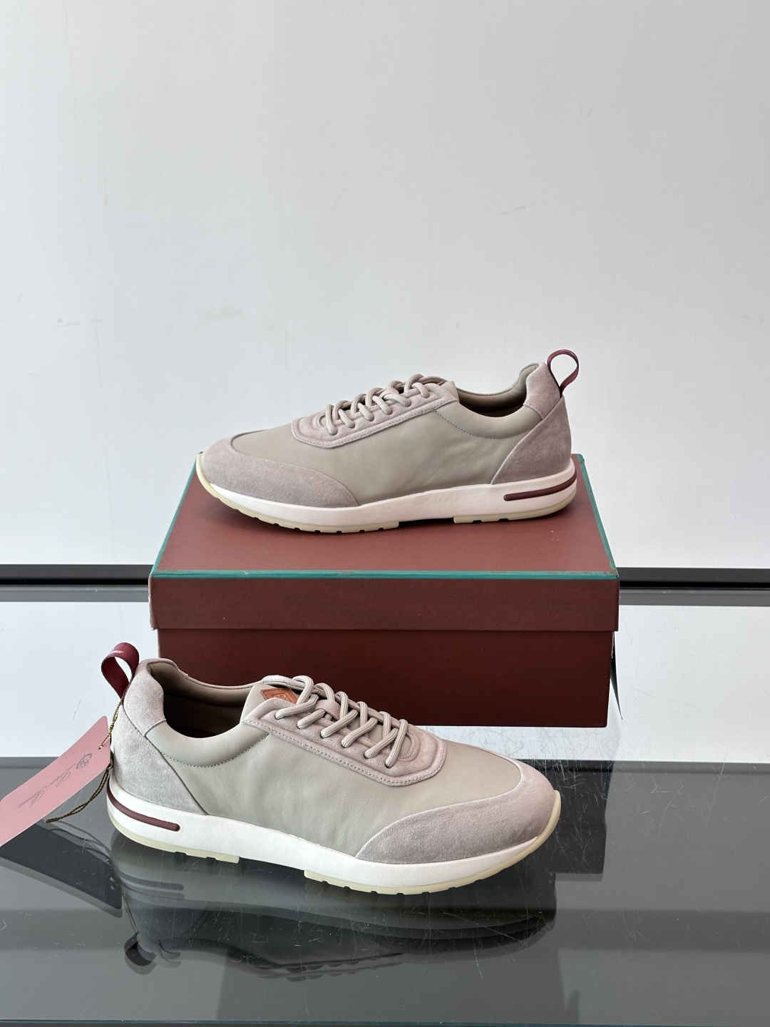 👟Loro Piana LP休闲鞋,采用胎牛皮鞋面,柔软又耐穿,鞋底轻便舒适,适合长时间行走。经典百搭,通勤休闲都能轻松 👟Loro Piana LP休闲鞋,采用胎牛皮鞋面,柔软又耐穿,鞋底轻便舒适,适合长时间行走。经典百搭,通勤休闲都能轻松