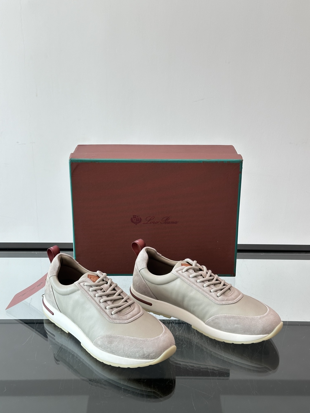 👟Loro Piana LP休闲鞋,采用胎牛皮鞋面,柔软又耐穿,鞋底轻便舒适,适合长时间行走。经典百搭,通勤休闲都能轻松 👟Loro Piana LP休闲鞋,采用胎牛皮鞋面,柔软又耐穿,鞋底轻便舒适,适合长时间行走。经典百搭,通勤休闲都能轻松