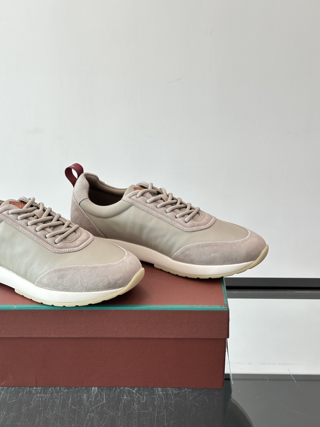 👟Loro Piana LP休闲鞋,采用胎牛皮鞋面,柔软又耐穿,鞋底轻便舒适,适合长时间行走。经典百搭,通勤休闲都能轻松 👟Loro Piana LP休闲鞋,采用胎牛皮鞋面,柔软又耐穿,鞋底轻便舒适,适合长时间行走。经典百搭,通勤休闲都能轻松
