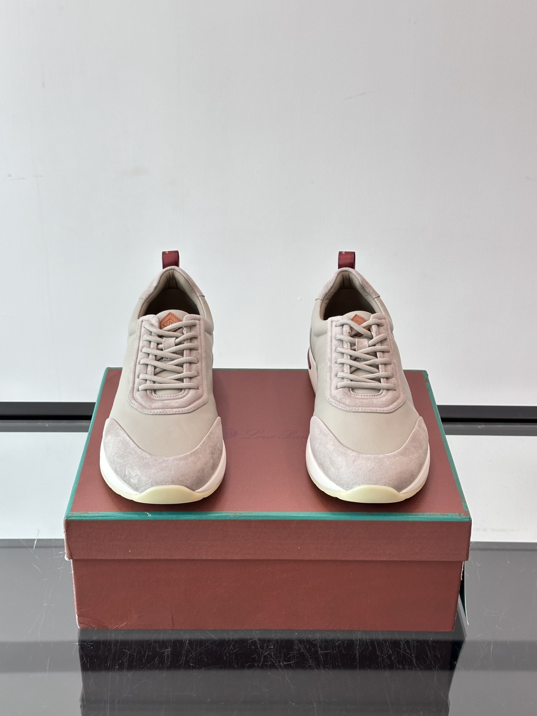👟Loro Piana LP休闲鞋,采用胎牛皮鞋面,柔软又耐穿,鞋底轻便舒适,适合长时间行走。经典百搭,通勤休闲都能轻松 👟Loro Piana LP休闲鞋,采用胎牛皮鞋面,柔软又耐穿,鞋底轻便舒适,适合长时间行走。经典百搭,通勤休闲都能轻松