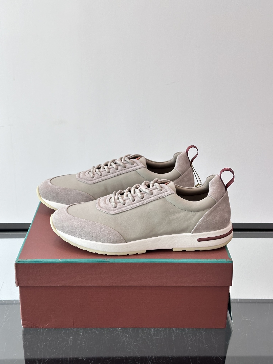 👟Loro Piana LP休闲鞋,采用胎牛皮鞋面,柔软又耐穿,鞋底轻便舒适,适合长时间行走。经典百搭,通勤休闲都能轻松 👟Loro Piana LP休闲鞋,采用胎牛皮鞋面,柔软又耐穿,鞋底轻便舒适,适合长时间行走。经典百搭,通勤休闲都能轻松