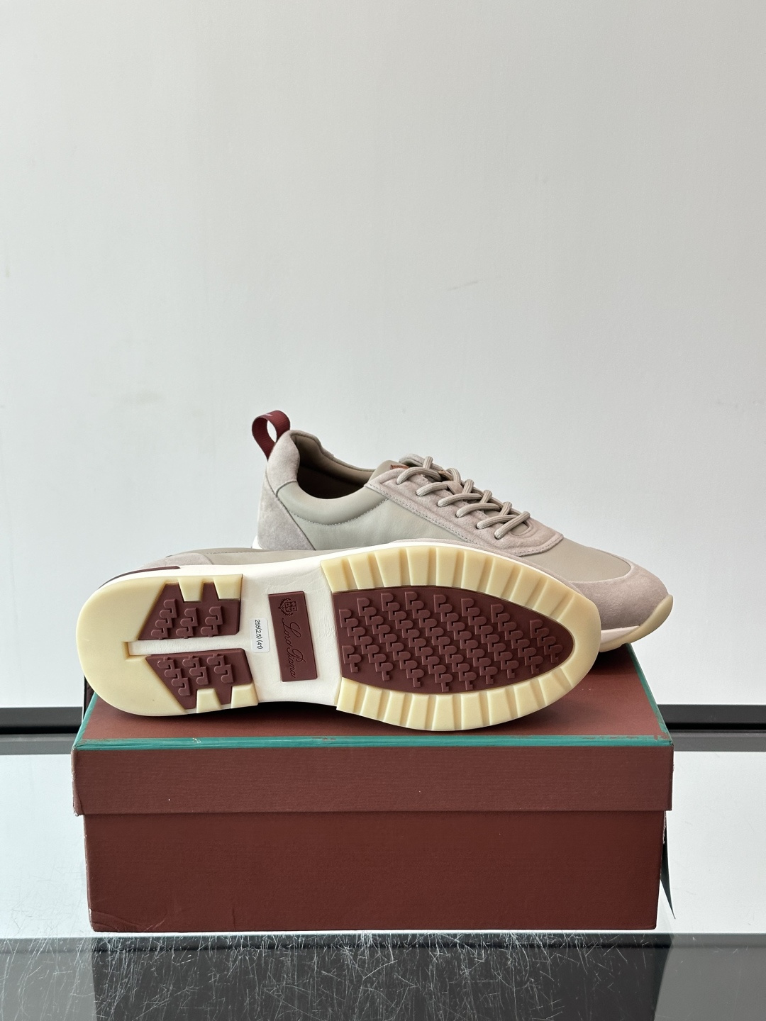 👟Loro Piana LP休闲鞋,采用胎牛皮鞋面,柔软又耐穿,鞋底轻便舒适,适合长时间行走。经典百搭,通勤休闲都能轻松 👟Loro Piana LP休闲鞋,采用胎牛皮鞋面,柔软又耐穿,鞋底轻便舒适,适合长时间行走。经典百搭,通勤休闲都能轻松