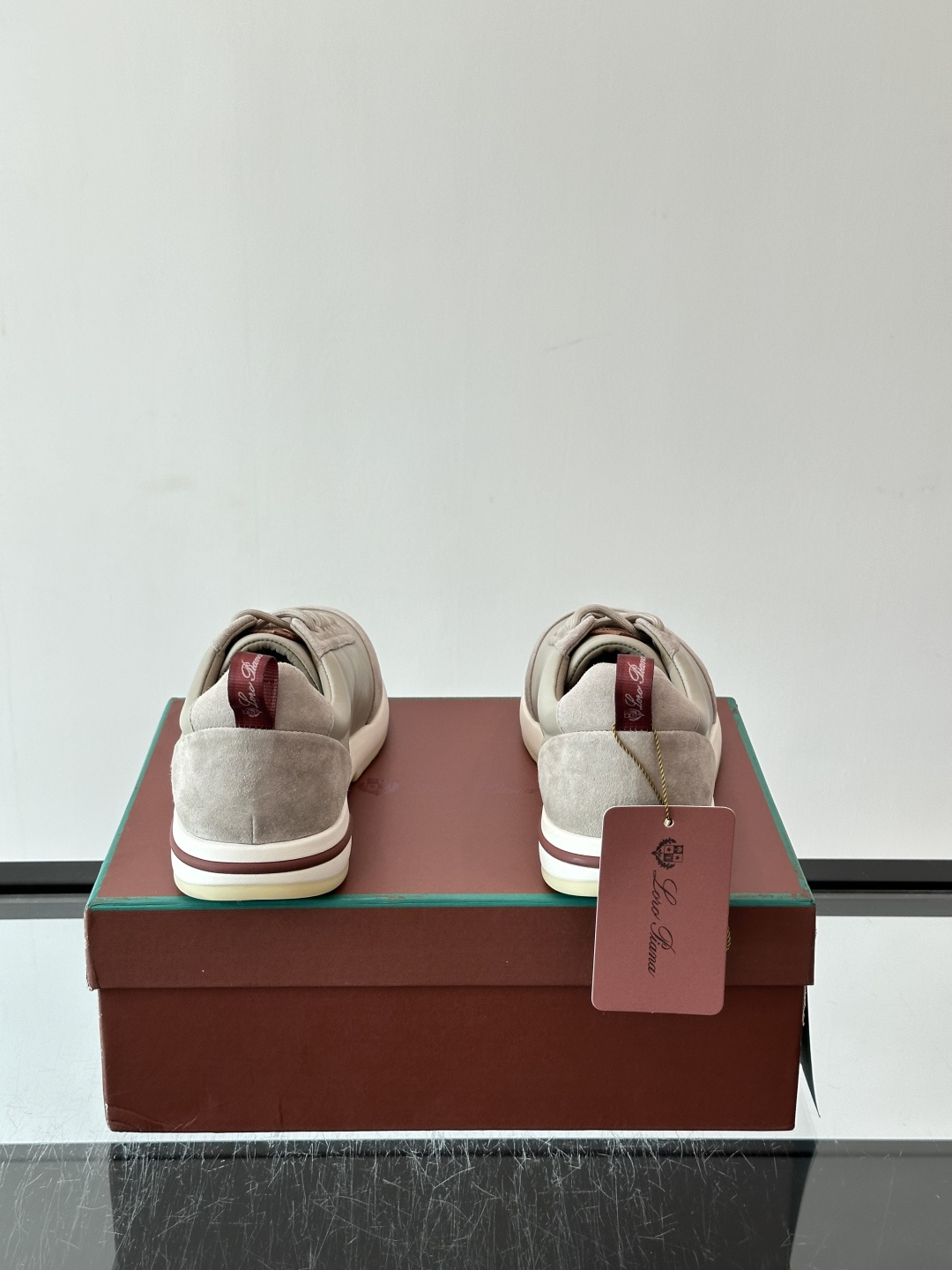 👟Loro Piana LP休闲鞋,采用胎牛皮鞋面,柔软又耐穿,鞋底轻便舒适,适合长时间行走。经典百搭,通勤休闲都能轻松 👟Loro Piana LP休闲鞋,采用胎牛皮鞋面,柔软又耐穿,鞋底轻便舒适,适合长时间行走。经典百搭,通勤休闲都能轻松