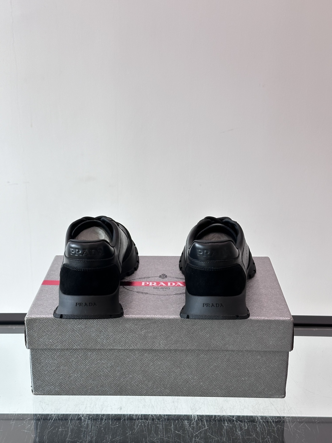 👟Prada休闲运动鞋，采用皮革拼接，简约又有辨识度✨。超有品牌感，橡胶鞋底舒适耐磨，日常穿搭或轻运动都OK！鞋舌和鞋侧
