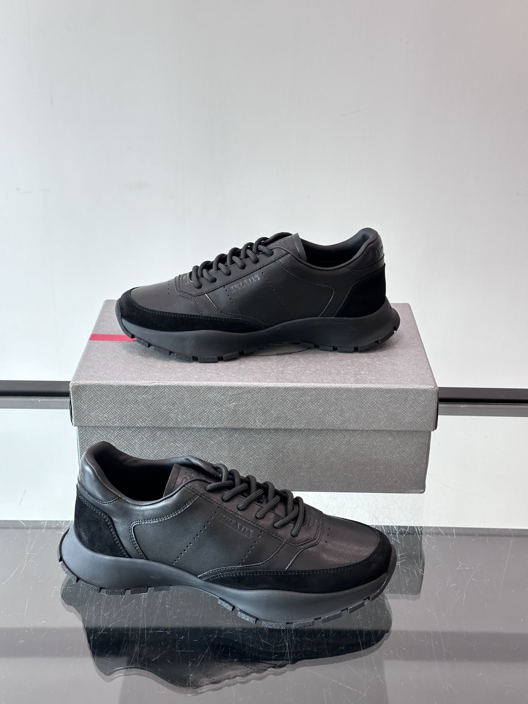 👟Prada休闲运动鞋，采用皮革拼接，简约又有辨识度✨。超有品牌感，橡胶鞋底舒适耐磨，日常穿搭或轻运动都OK！鞋舌和鞋侧