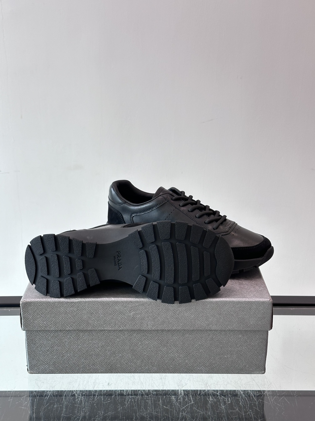 👟Prada休闲运动鞋，采用皮革拼接，简约又有辨识度✨。超有品牌感，橡胶鞋底舒适耐磨，日常穿搭或轻运动都OK！鞋舌和鞋侧