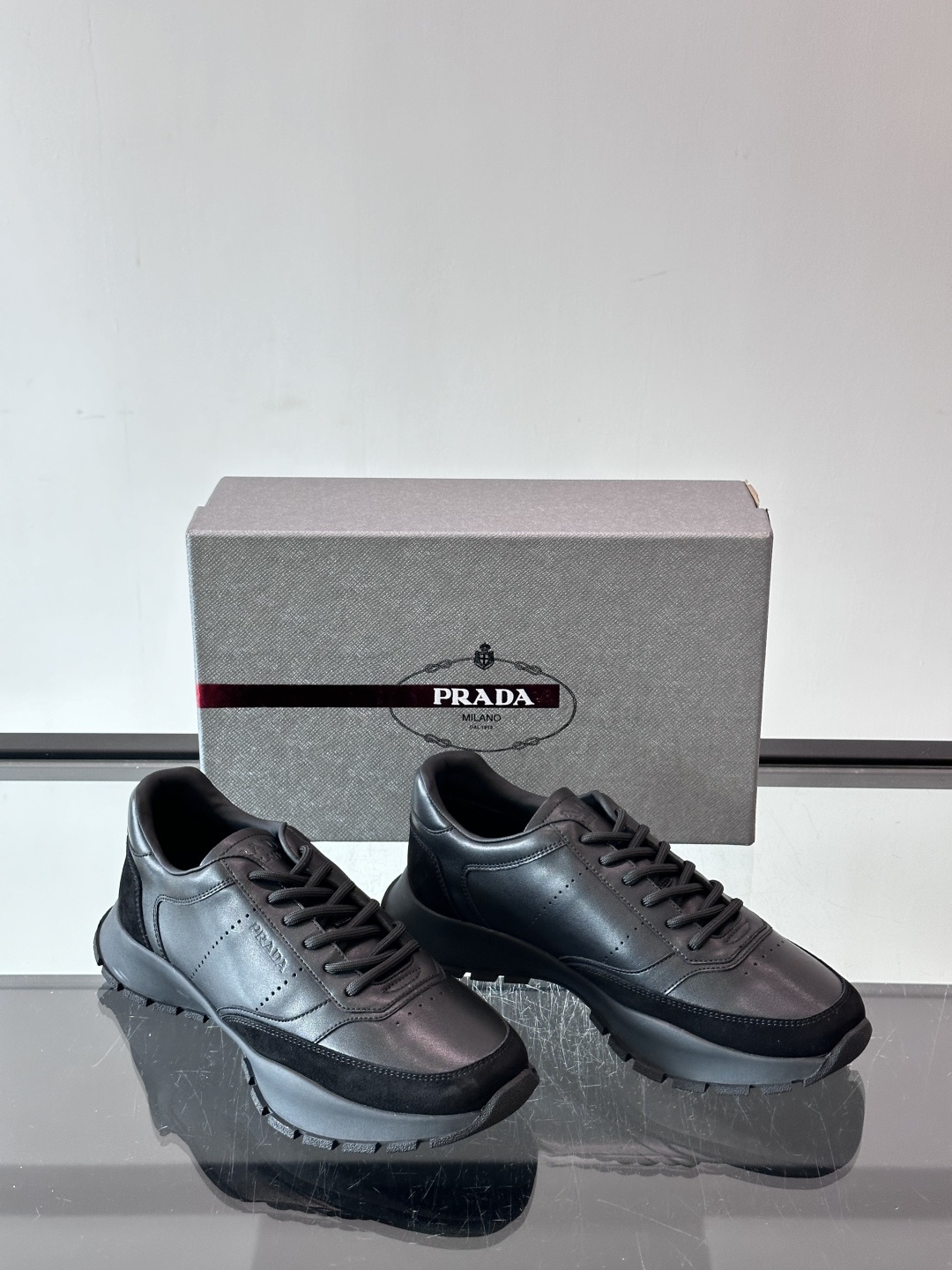 👟Prada休闲运动鞋，采用皮革拼接，简约又有辨识度✨。超有品牌感，橡胶鞋底舒适耐磨，日常穿搭或轻运动都OK！鞋舌和鞋侧