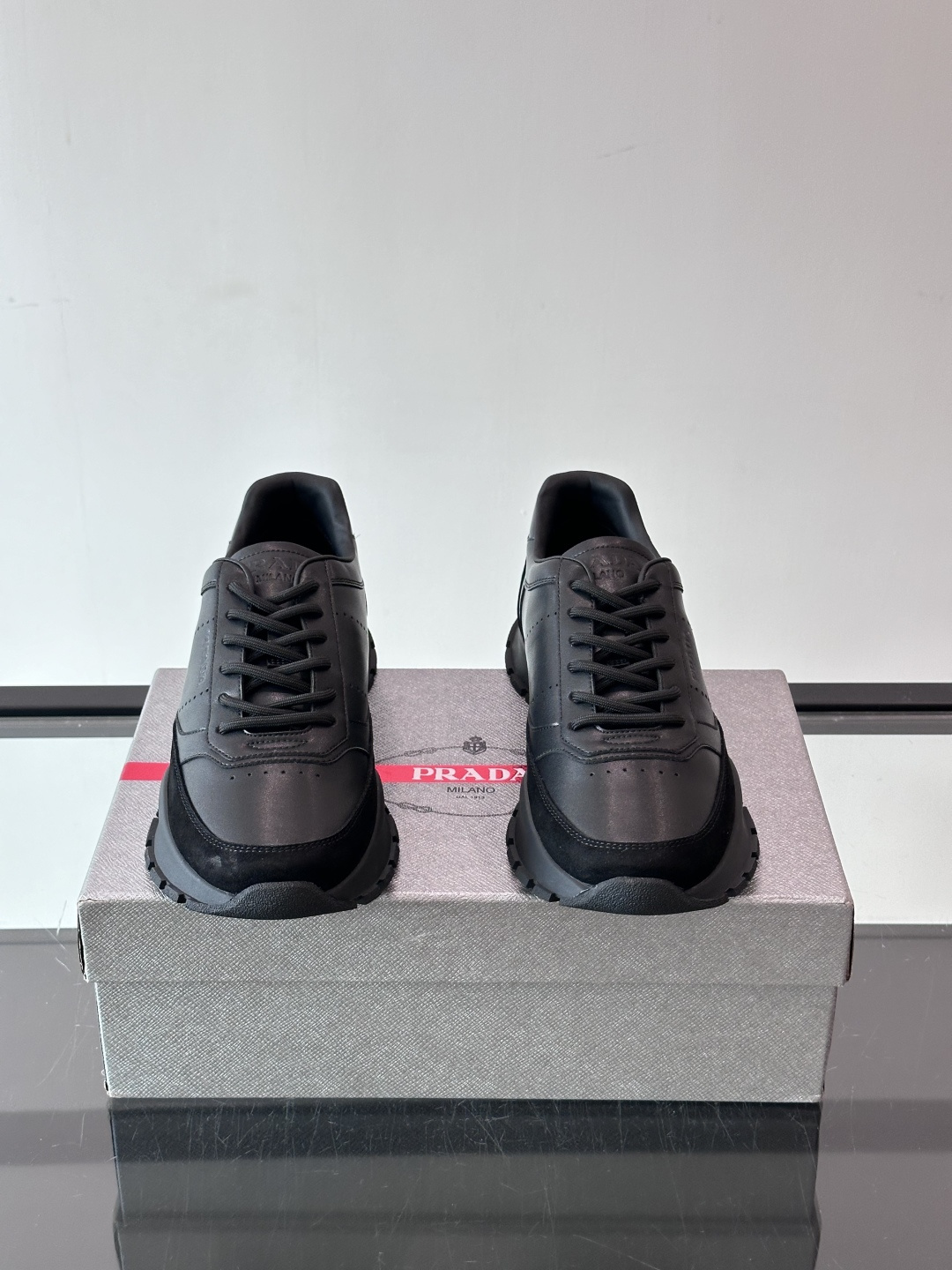 👟Prada休闲运动鞋，采用皮革拼接，简约又有辨识度✨。超有品牌感，橡胶鞋底舒适耐磨，日常穿搭或轻运动都OK！鞋舌和鞋侧