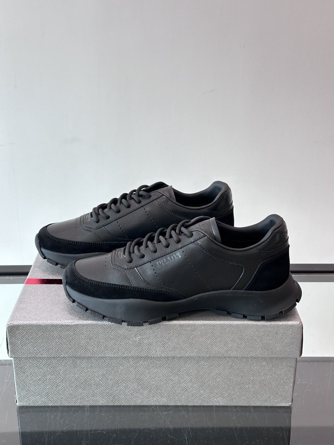 👟Prada休闲运动鞋，采用皮革拼接，简约又有辨识度✨。超有品牌感，橡胶鞋底舒适耐磨，日常穿搭或轻运动都OK！鞋舌和鞋侧