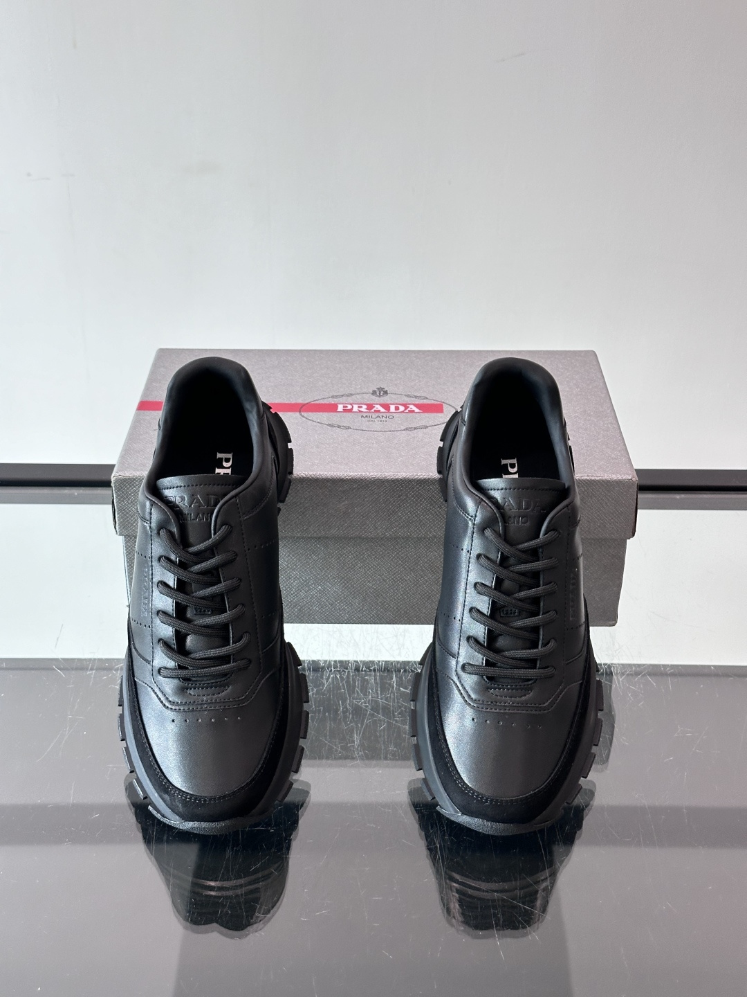 👟Prada休闲运动鞋，采用皮革拼接，简约又有辨识度✨。超有品牌感，橡胶鞋底舒适耐磨，日常穿搭或轻运动都OK！鞋舌和鞋侧