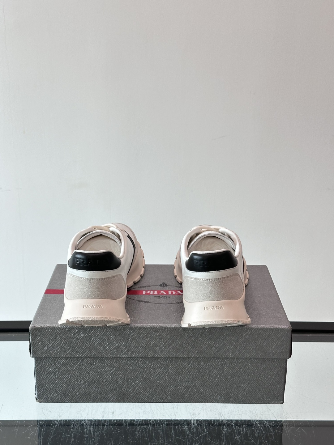 👟Prada休闲运动鞋，采用皮革拼接，简约又有辨识度✨。超有品牌感，橡胶鞋底舒适耐磨，日常穿搭或轻运动都OK！鞋舌和鞋侧
