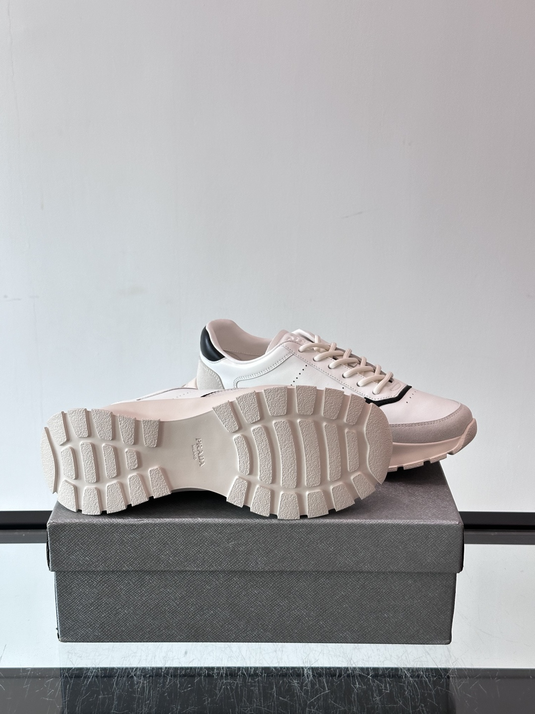 👟Prada休闲运动鞋，采用皮革拼接，简约又有辨识度✨。超有品牌感，橡胶鞋底舒适耐磨，日常穿搭或轻运动都OK！鞋舌和鞋侧
