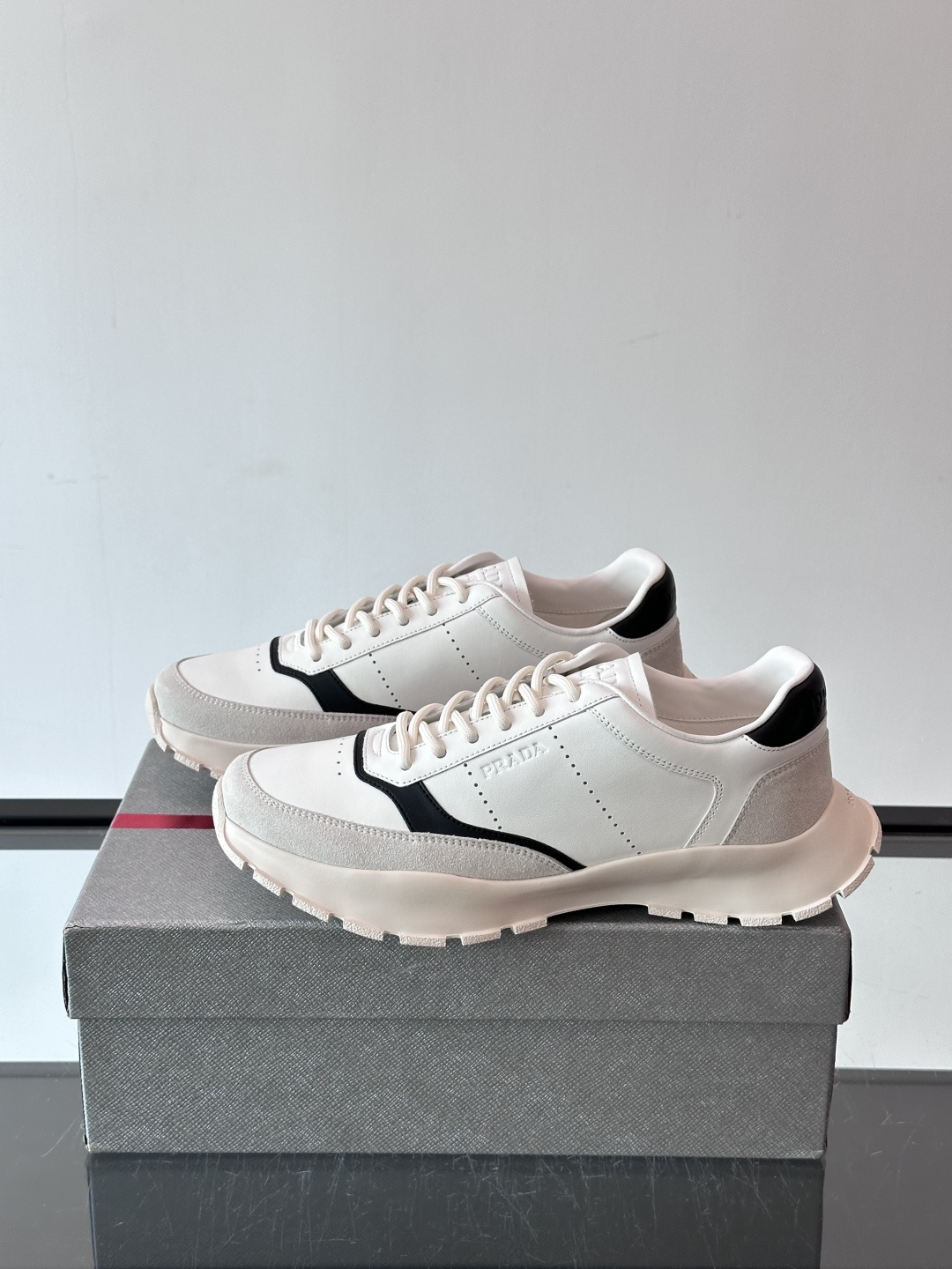 👟Prada休闲运动鞋，采用皮革拼接，简约又有辨识度✨。超有品牌感，橡胶鞋底舒适耐磨，日常穿搭或轻运动都OK！鞋舌和鞋侧