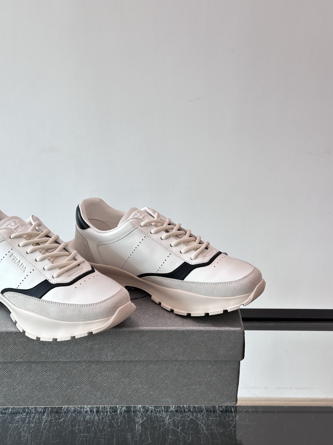 👟Prada休闲运动鞋，采用皮革拼接，简约又有辨识度✨。超有品牌感，橡胶鞋底舒适耐磨，日常穿搭或轻运动都OK！鞋舌和鞋侧