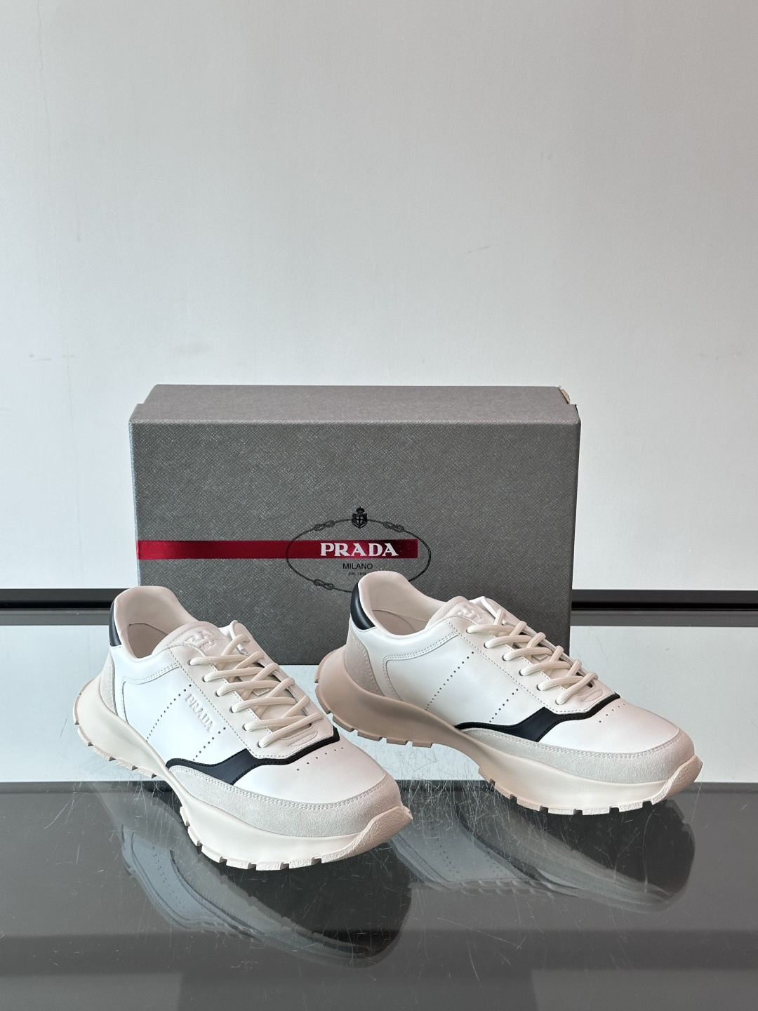 👟Prada休闲运动鞋，采用皮革拼接，简约又有辨识度✨。超有品牌感，橡胶鞋底舒适耐磨，日常穿搭或轻运动都OK！鞋舌和鞋侧
