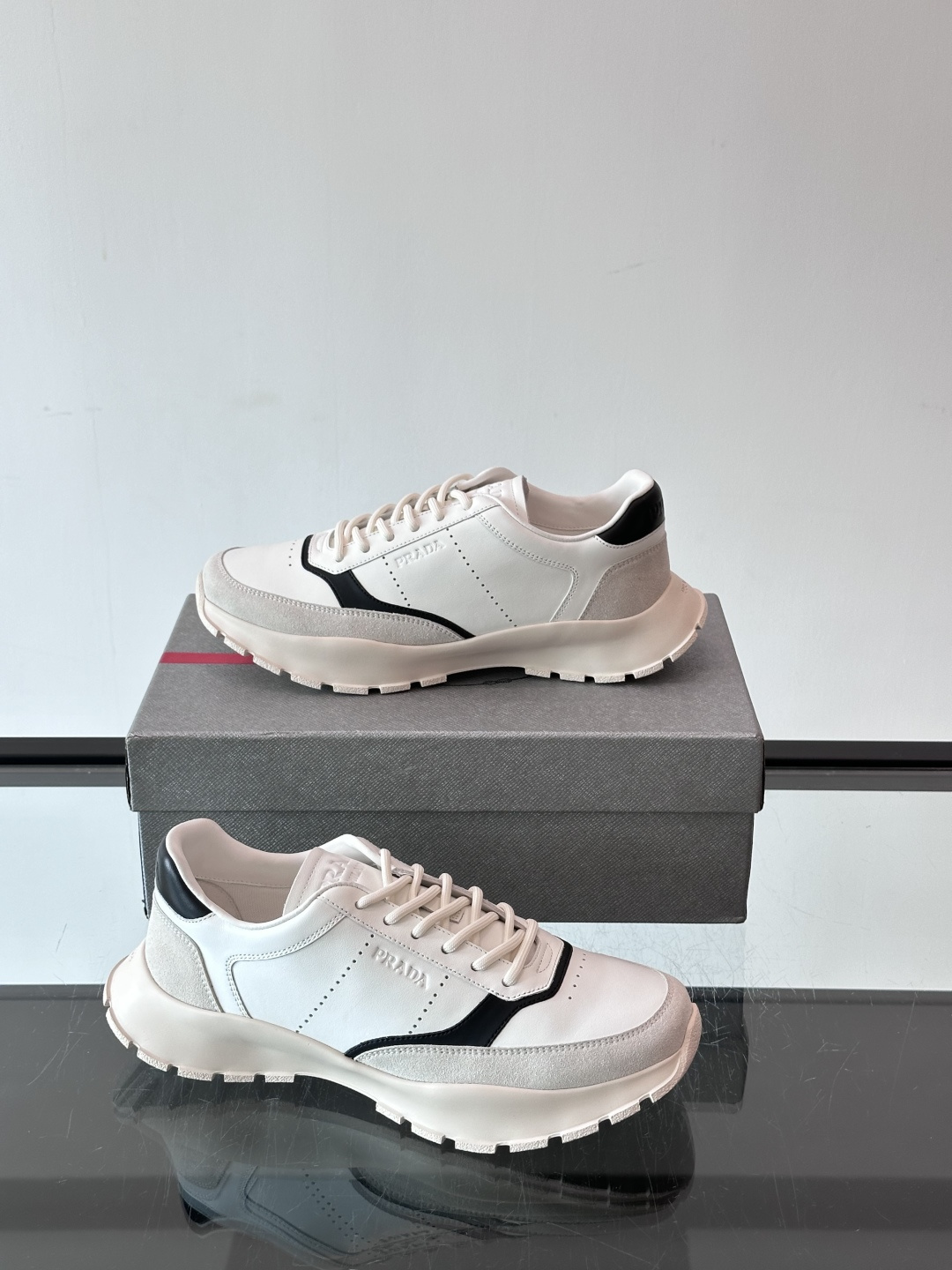 👟Prada休闲运动鞋，采用皮革拼接，简约又有辨识度✨。超有品牌感，橡胶鞋底舒适耐磨，日常穿搭或轻运动都OK！鞋舌和鞋侧