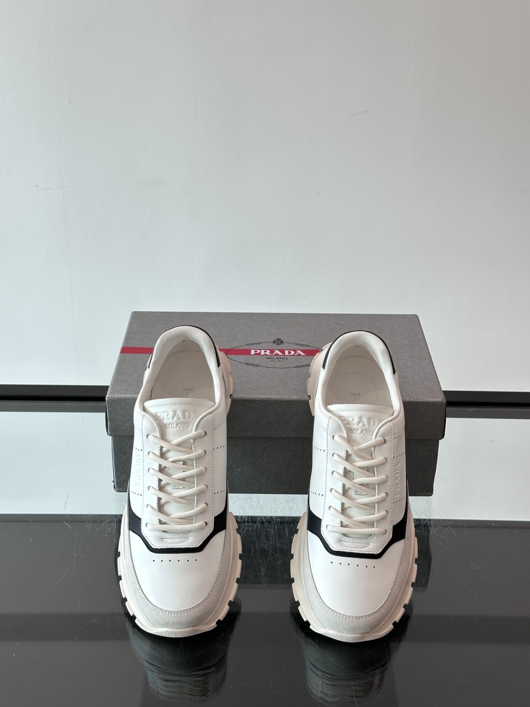 👟Prada休闲运动鞋，采用皮革拼接，简约又有辨识度✨。超有品牌感，橡胶鞋底舒适耐磨，日常穿搭或轻运动都OK！鞋舌和鞋侧