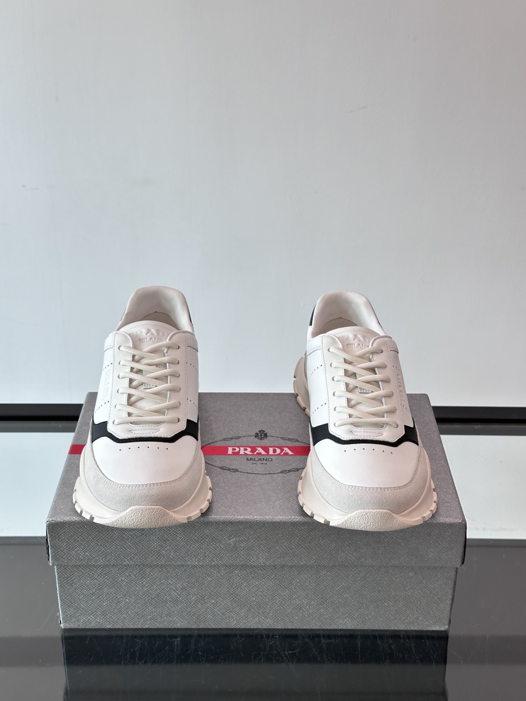 👟Prada休闲运动鞋，采用皮革拼接，简约又有辨识度✨。超有品牌感，橡胶鞋底舒适耐磨，日常穿搭或轻运动都OK！鞋舌和鞋侧