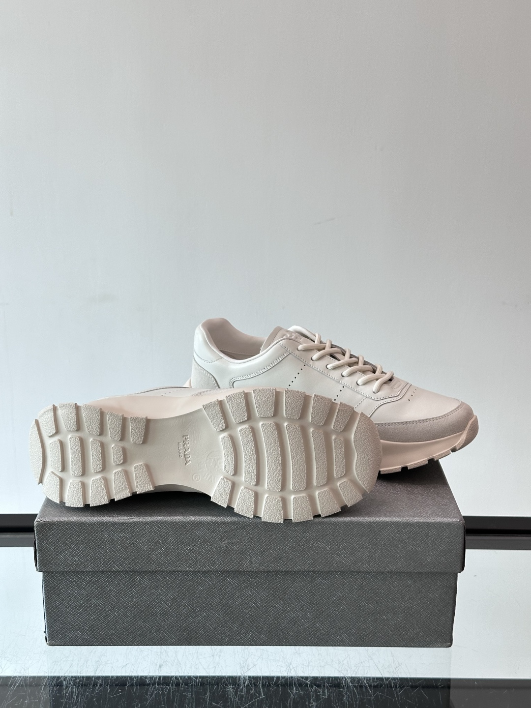 👟Prada休闲运动鞋，采用皮革拼接，简约又有辨识度✨。超有品牌感，橡胶鞋底舒适耐磨，日常穿搭或轻运动都OK！鞋舌和鞋侧