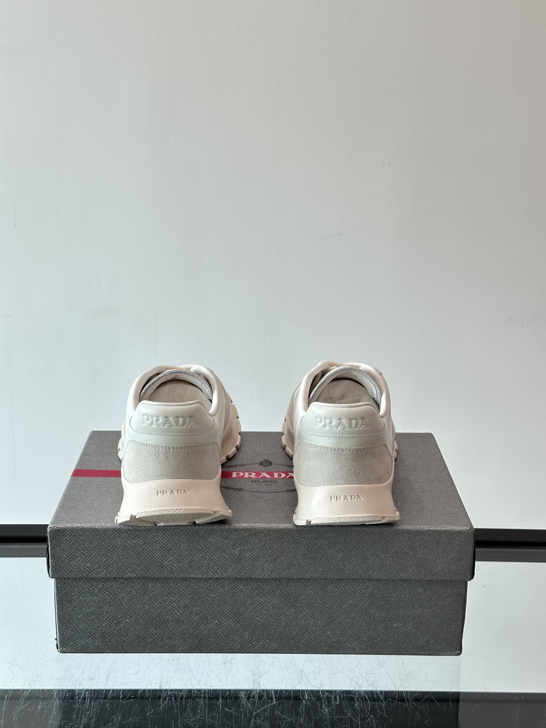 👟Prada休闲运动鞋，采用皮革拼接，简约又有辨识度✨。超有品牌感，橡胶鞋底舒适耐磨，日常穿搭或轻运动都OK！鞋舌和鞋侧