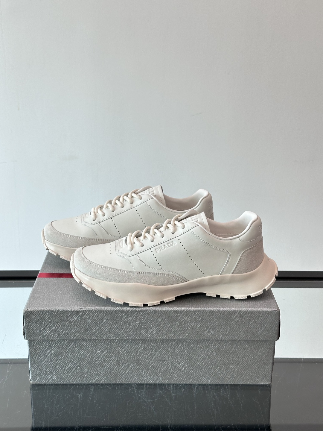 👟Prada休闲运动鞋，采用皮革拼接，简约又有辨识度✨。超有品牌感，橡胶鞋底舒适耐磨，日常穿搭或轻运动都OK！鞋舌和鞋侧