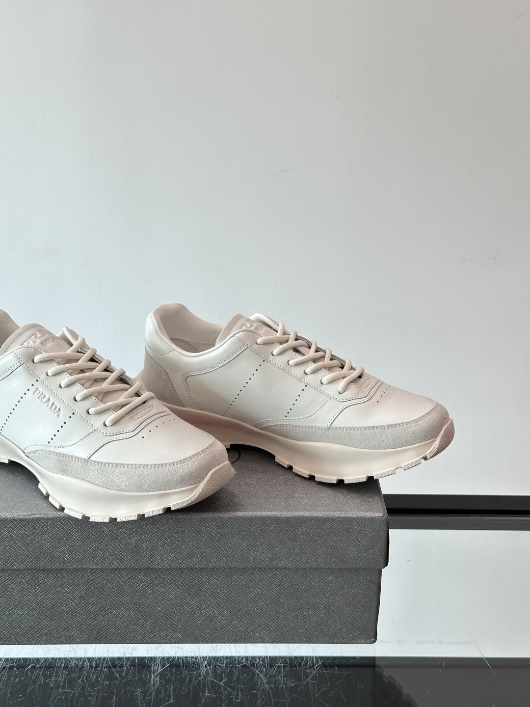 👟Prada休闲运动鞋，采用皮革拼接，简约又有辨识度✨。超有品牌感，橡胶鞋底舒适耐磨，日常穿搭或轻运动都OK！鞋舌和鞋侧