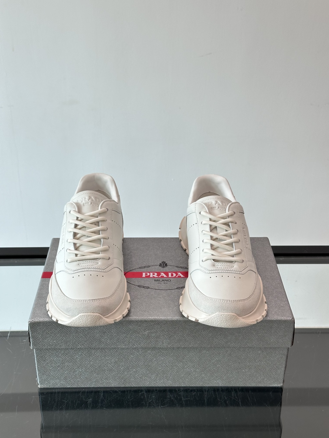 👟Prada休闲运动鞋，采用皮革拼接，简约又有辨识度✨。超有品牌感，橡胶鞋底舒适耐磨，日常穿搭或轻运动都OK！鞋舌和鞋侧
