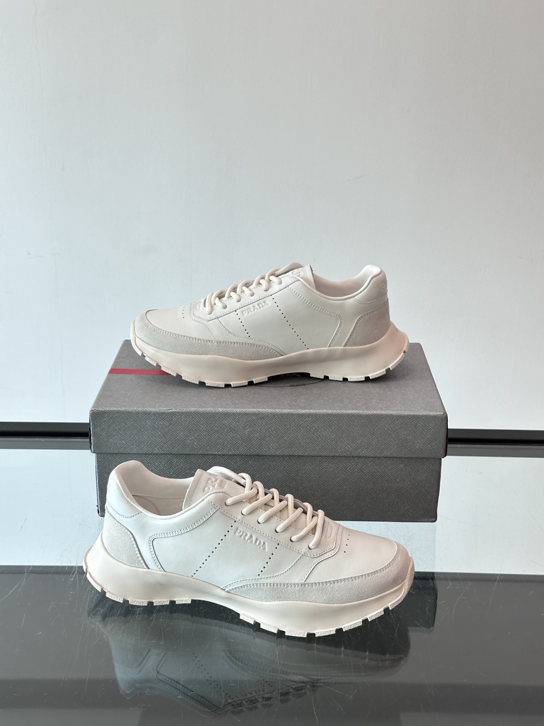 👟Prada休闲运动鞋，采用皮革拼接，简约又有辨识度✨。超有品牌感，橡胶鞋底舒适耐磨，日常穿搭或轻运动都OK！鞋舌和鞋侧