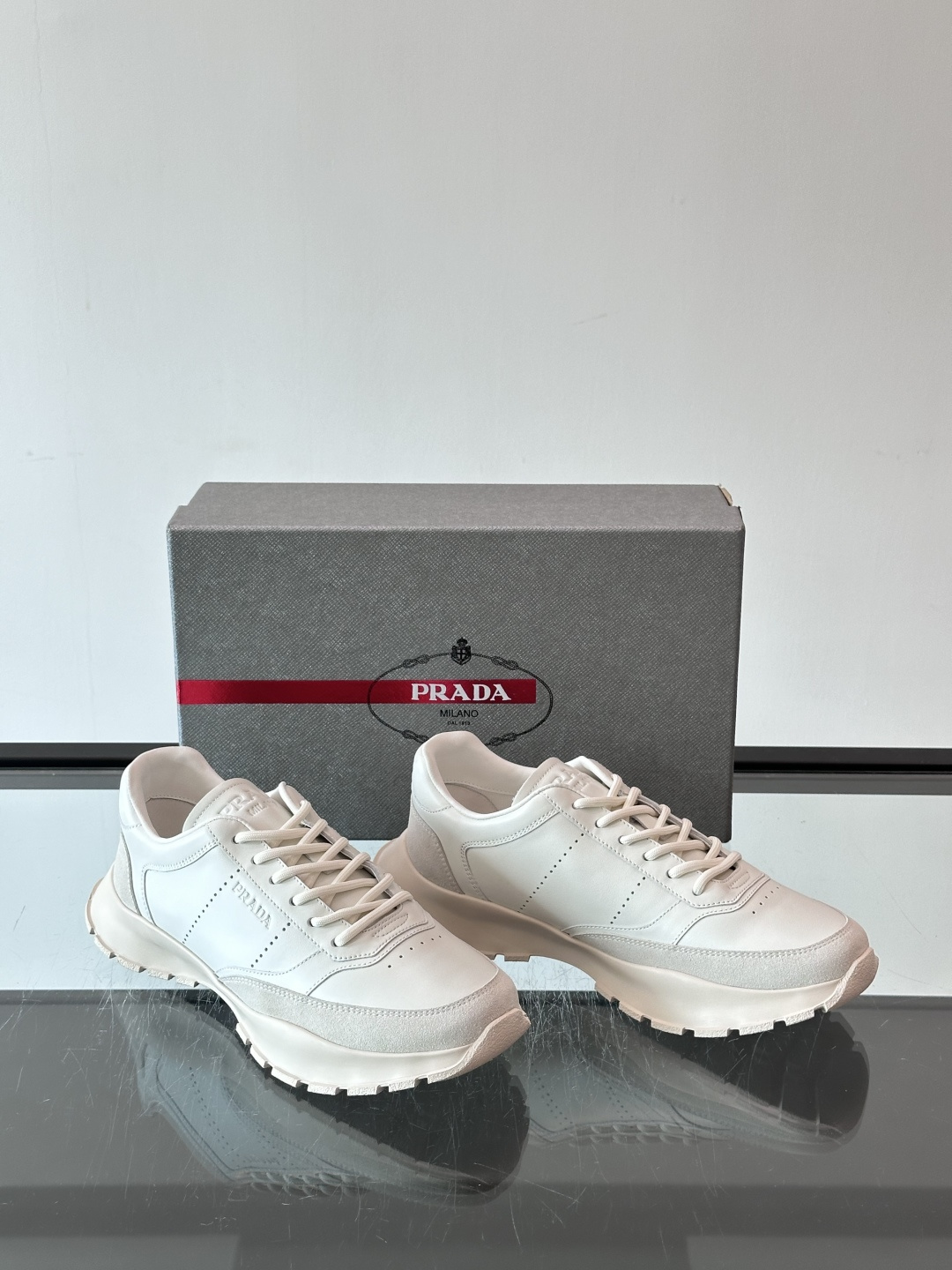 👟Prada休闲运动鞋，采用皮革拼接，简约又有辨识度✨。超有品牌感，橡胶鞋底舒适耐磨，日常穿搭或轻运动都OK！鞋舌和鞋侧