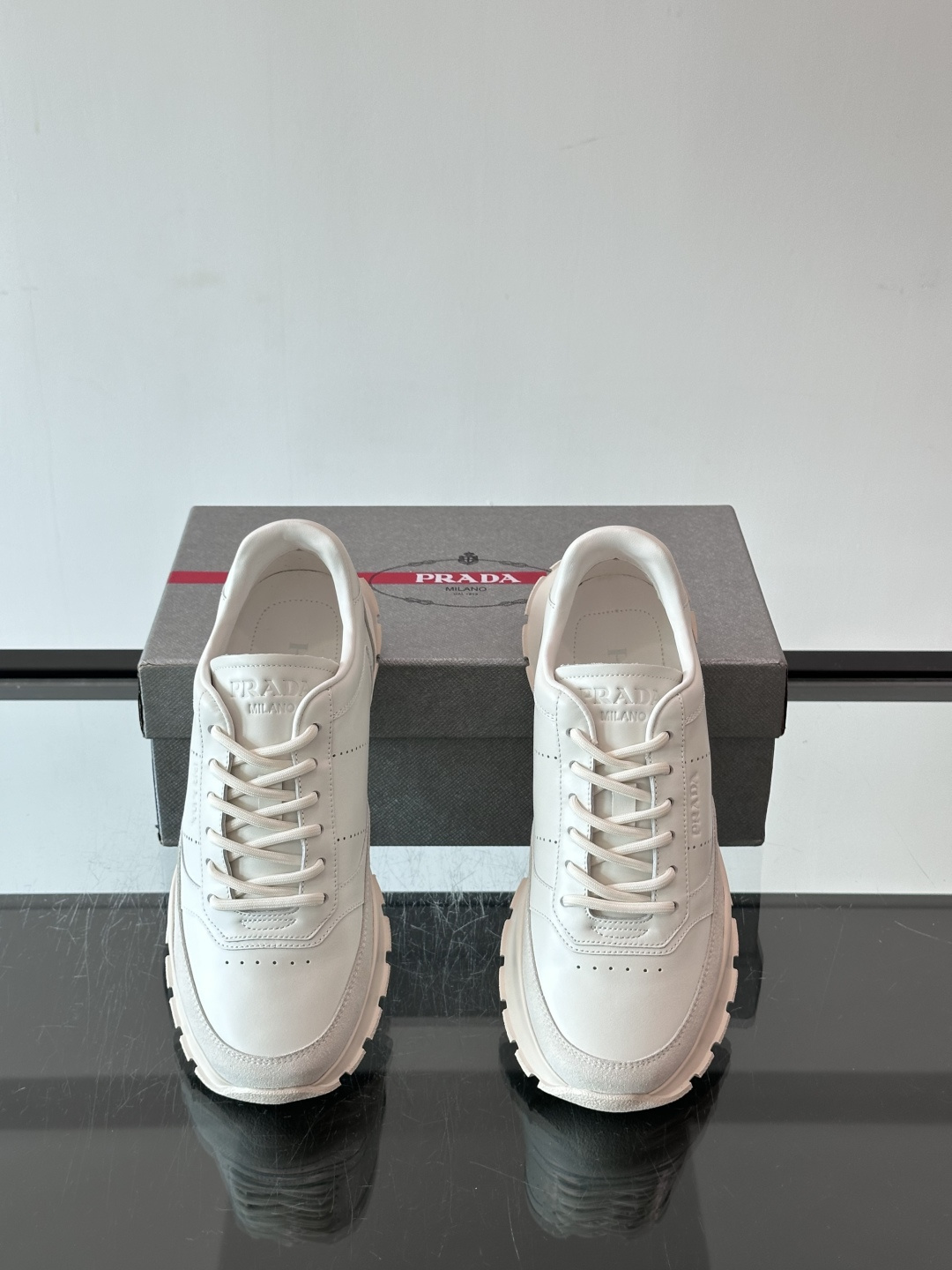 👟Prada休闲运动鞋，采用皮革拼接，简约又有辨识度✨。超有品牌感，橡胶鞋底舒适耐磨，日常穿搭或轻运动都OK！鞋舌和鞋侧