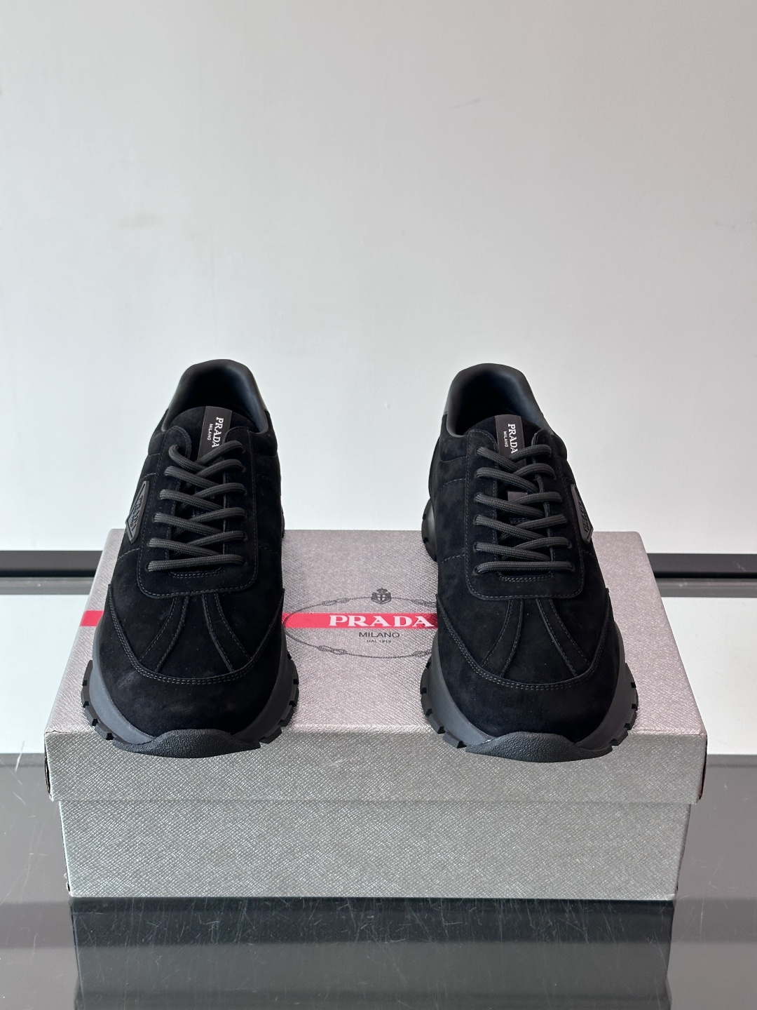 👟Prada休闲运动鞋，采用皮革拼接，简约又有辨识度✨。侧面三角标超有品牌感，橡胶鞋底舒适耐磨，日常穿搭或轻运动都OK！