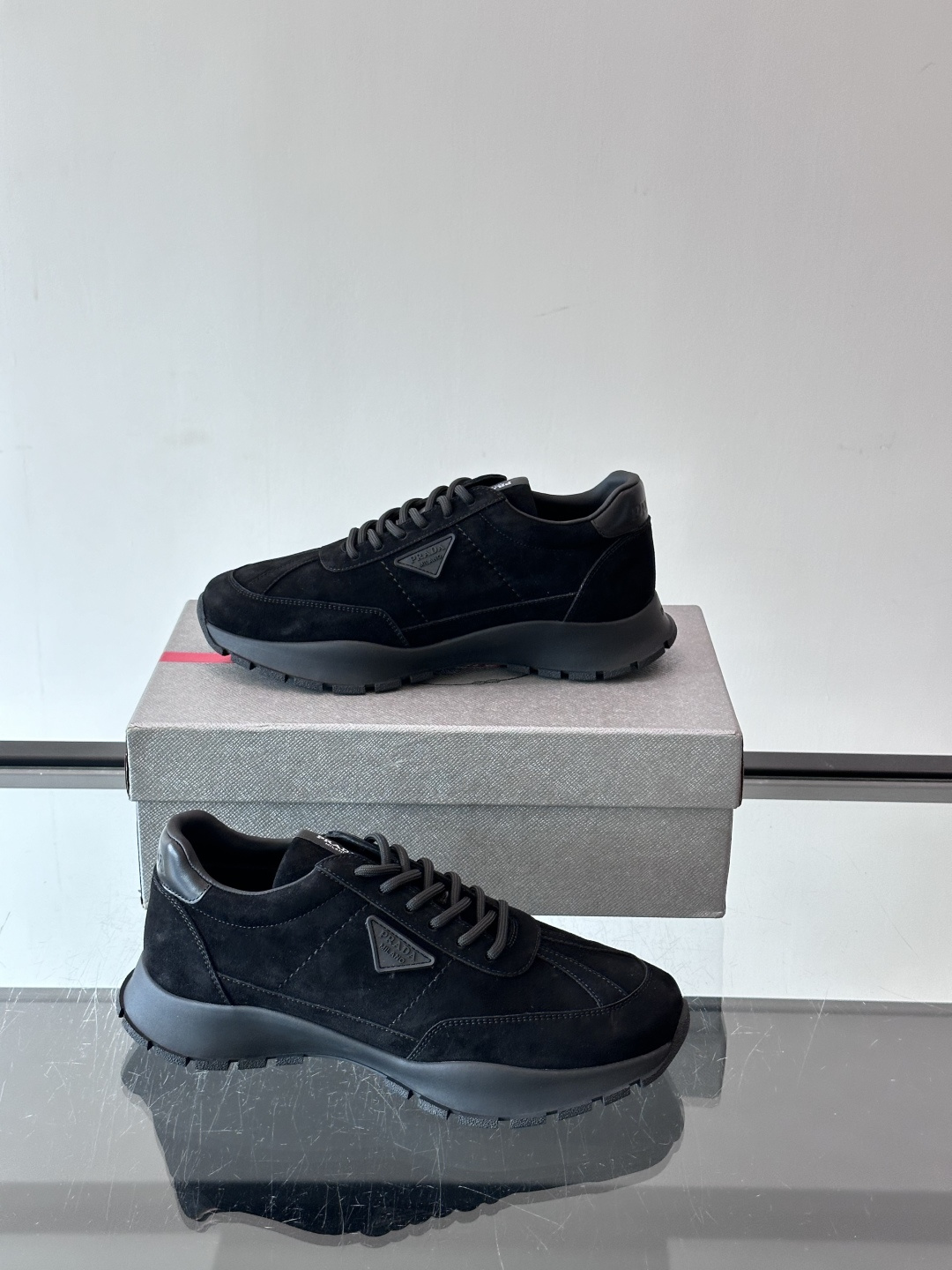 👟Prada休闲运动鞋，采用皮革拼接，简约又有辨识度✨。侧面三角标超有品牌感，橡胶鞋底舒适耐磨，日常穿搭或轻运动都OK！