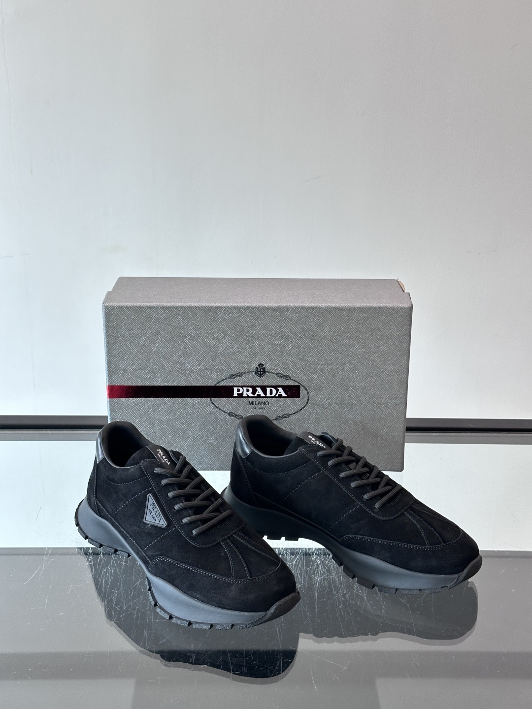 👟Prada休闲运动鞋，采用皮革拼接，简约又有辨识度✨。侧面三角标超有品牌感，橡胶鞋底舒适耐磨，日常穿搭或轻运动都OK！