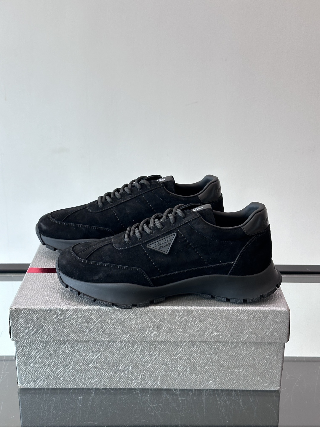 👟Prada休闲运动鞋，采用皮革拼接，简约又有辨识度✨。侧面三角标超有品牌感，橡胶鞋底舒适耐磨，日常穿搭或轻运动都OK！