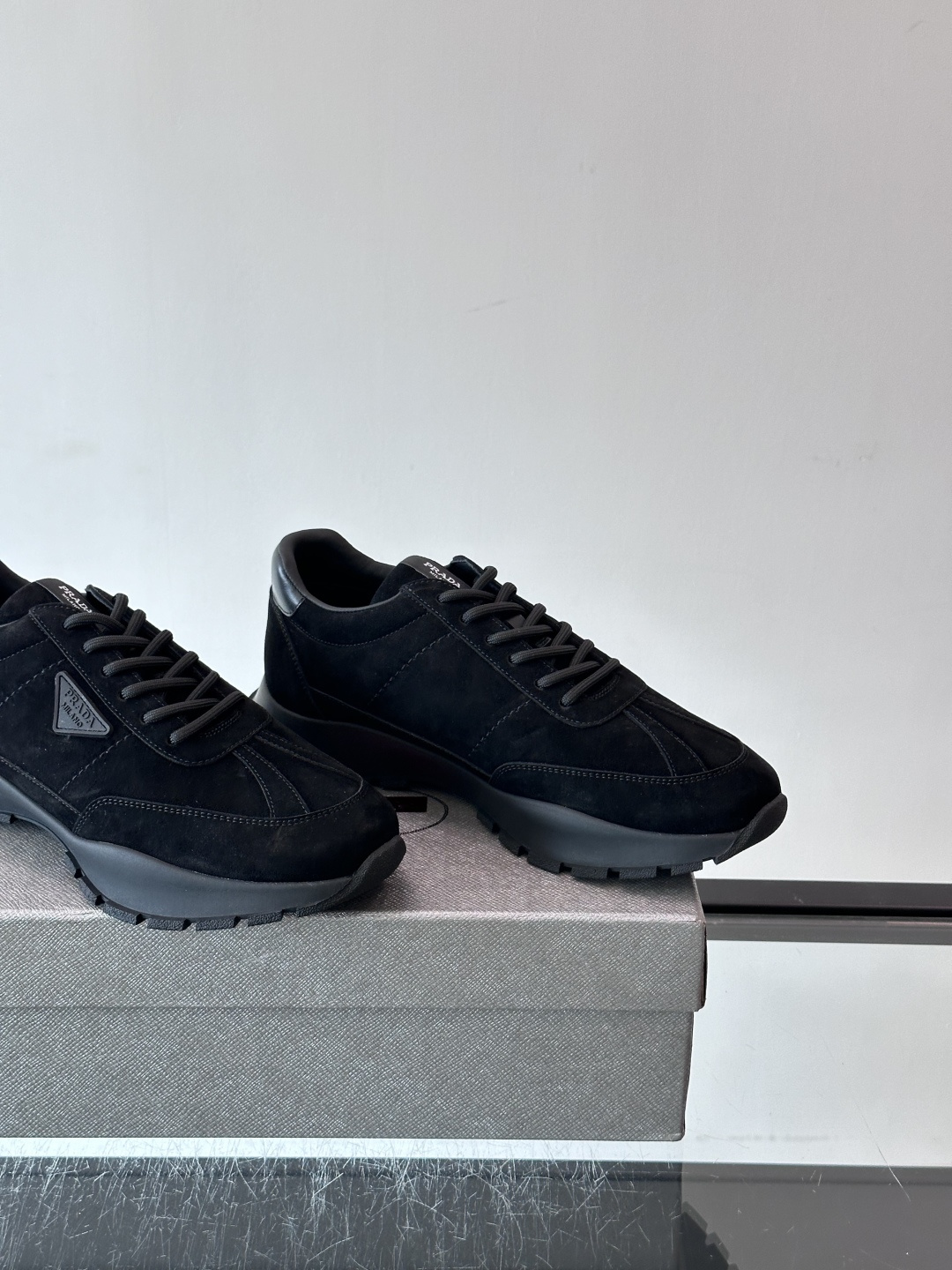 👟Prada休闲运动鞋，采用皮革拼接，简约又有辨识度✨。侧面三角标超有品牌感，橡胶鞋底舒适耐磨，日常穿搭或轻运动都OK！