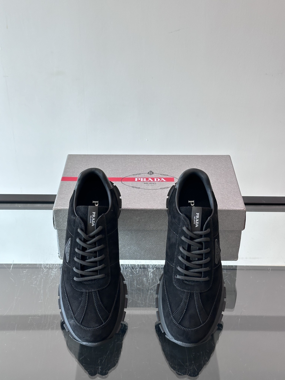 👟Prada休闲运动鞋，采用皮革拼接，简约又有辨识度✨。侧面三角标超有品牌感，橡胶鞋底舒适耐磨，日常穿搭或轻运动都OK！