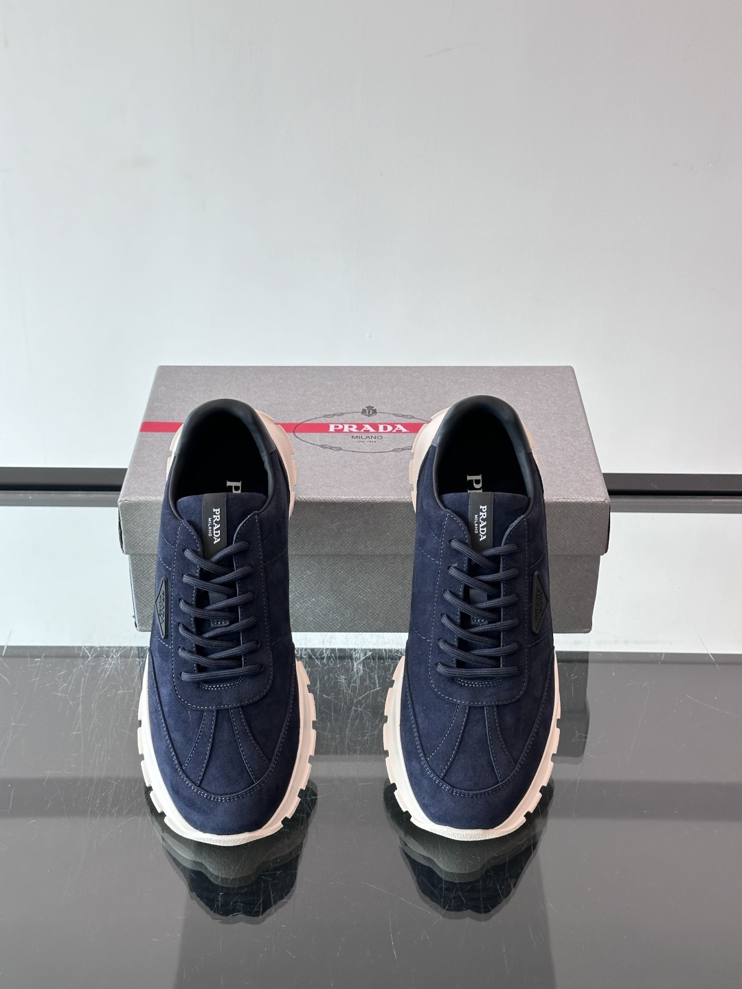 👟Prada休闲运动鞋，采用皮革拼接，简约又有辨识度✨。侧面三角标超有品牌感，橡胶鞋底舒适耐磨，日常穿搭或轻运动都OK！